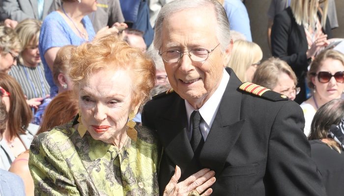 Jeraldine Saunders y Bernie Kopell, en la ceremonia de estrella honorífica al equipo de &#39;Vacaciones en el mar&#39; en el Paseo de la Fama