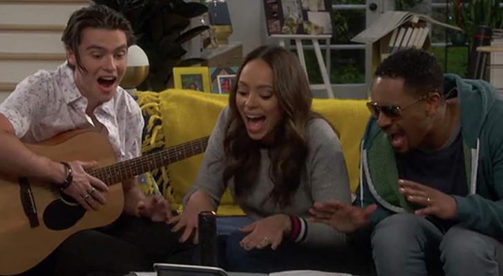 Felix Mallard, Amber Stevens West y Damon Wayans en 'Happy Together'