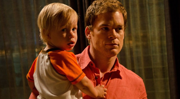 Dexter cogiendo en brazos a su pequeño Harrison