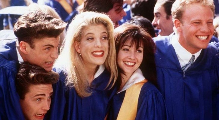 El reparto de &#39;Sensación de vivir&#39; durante su episodio de graduación