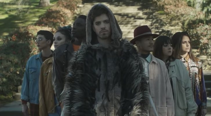 Roi Méndez en el videoclip de su segundo single, "Plumas"