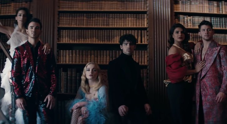 Kevin, Joe y Nick Jonas junto a Danielle Jonas, Sophie Turner y Priyanka Chopra en "Sucker"