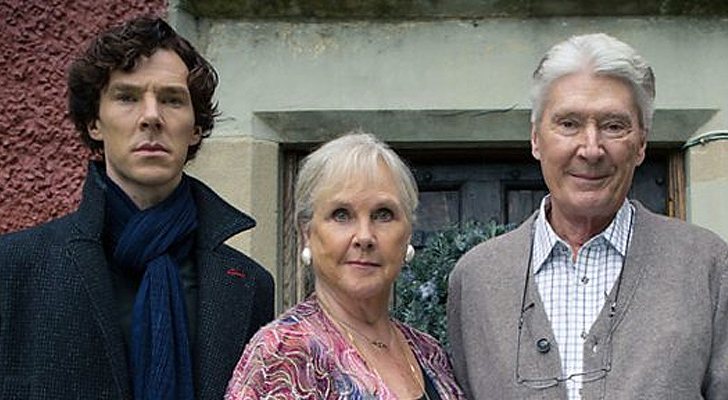 Benedict Cumberbatch, Wanda Ventham y Timothy Carlton en 'Sherlock'