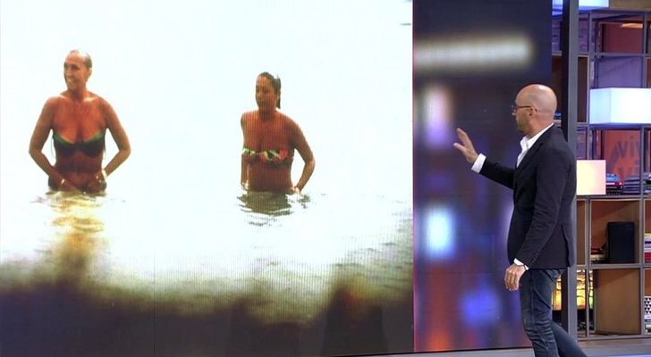 Diego Arrabal enseñando la foto de Encarna Sánchez e Isabel Pantoja