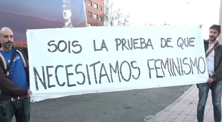 Dos hombres defendiendo el feminismo