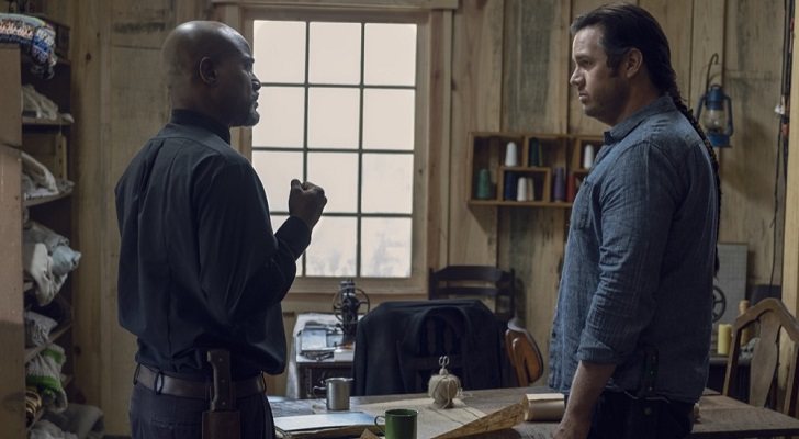 El padre Gabriel y Eugene en 'The Walking Dead'