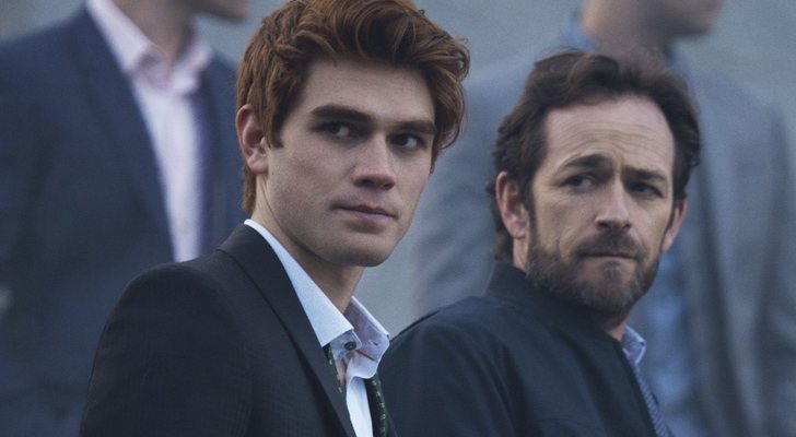 K. J. Apa y Luke Perry como Archie y Fred Andrews en &#39;Riverdale&#39;