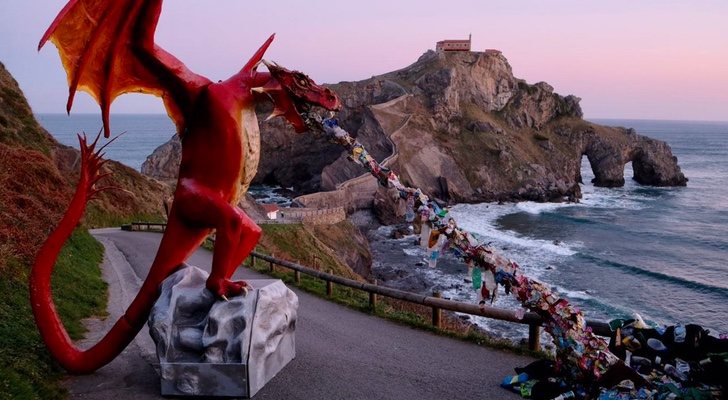 La acción de Greenpeace inspirada en 'Juego de Tronos' en San Juan de Gaztelugatxe