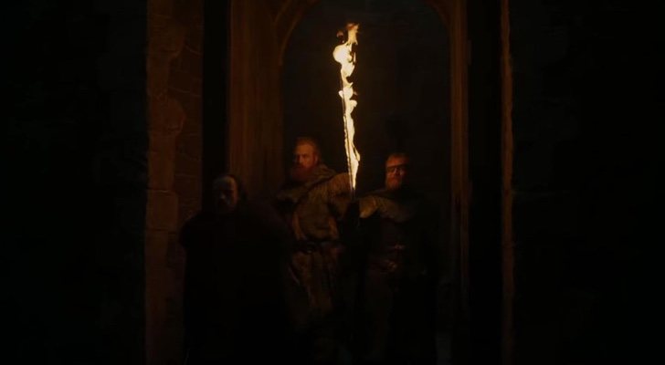 Beric y Tormund se iluminan con la espada llameante por un oscuro pasillo