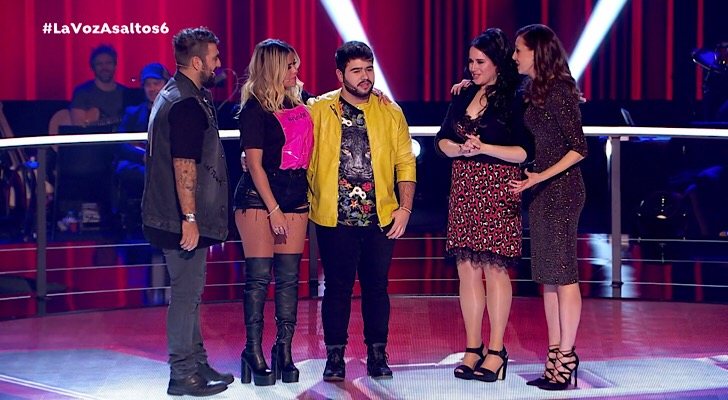 Antonio Orozco, Karol G y Eva González acompañan a Agustín y Lydia en su despedida de 'La Voz'