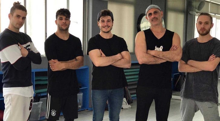 Jenia, Sagi, Miki, Oz y Matan ensayando la coreografía de "La Venda"