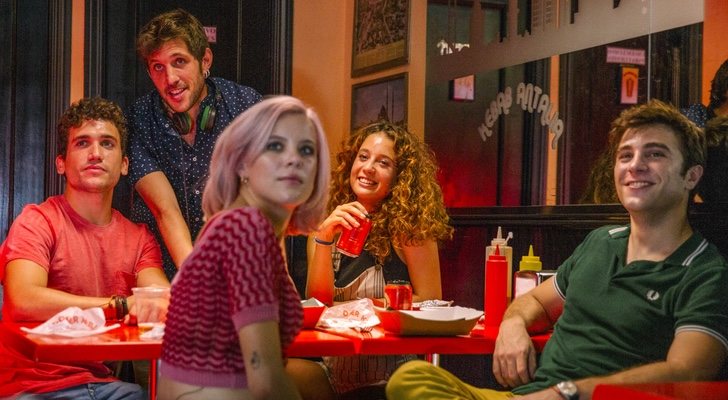 Jota Linares junto al reparto de &#39;¿A quién te llevarías a una isla desierta?&#39;