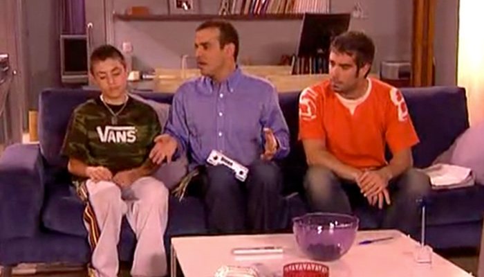 Mauri (Luis Merlo) y Fernando (Adrià Collado) junto al niño que adoptan, Chechu (Paco Fernández)