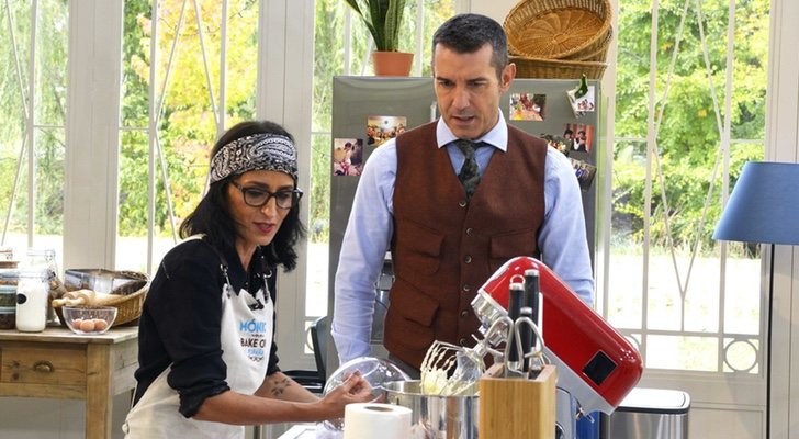 El presentador Jesús Vázquez junto a la aspirante Mónica en 'Bake Off'