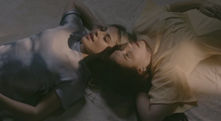 Lucía Gil y Natalia Gil en el videoclip de "Lo que es nuestro"