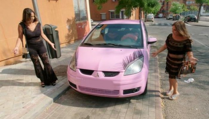 El coche con pestañas de Raquel, protagonista en 'Los Gipsy Kings'