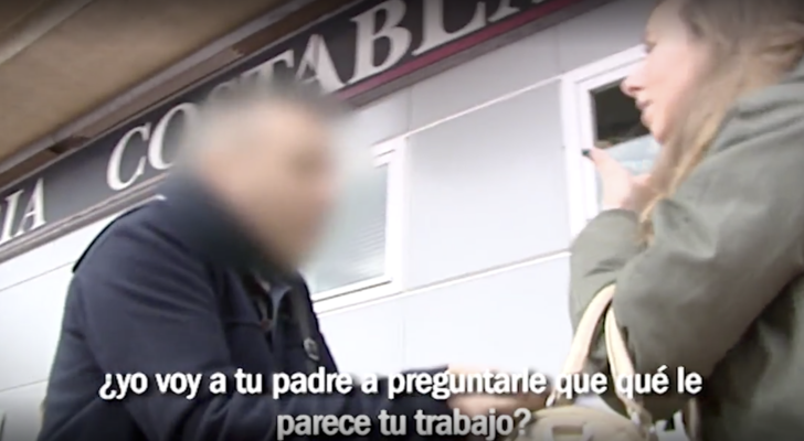 El padre de Ylenia junto a una reportera