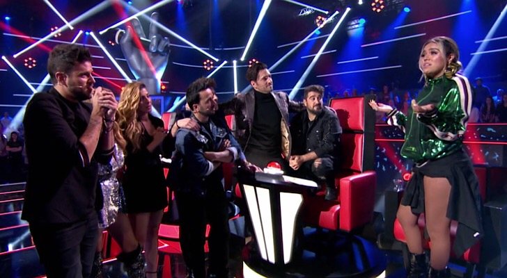 Karol G, arropada por sus compañeros de 'La Voz'