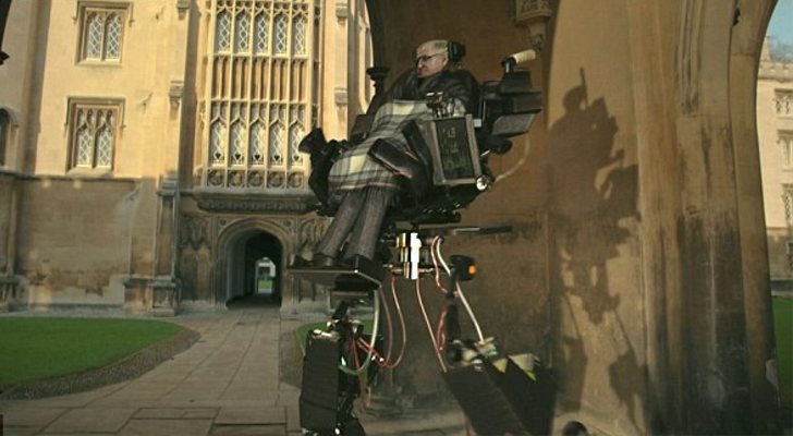 Stephen Hawking se transforma en robot en 'Little Britain'