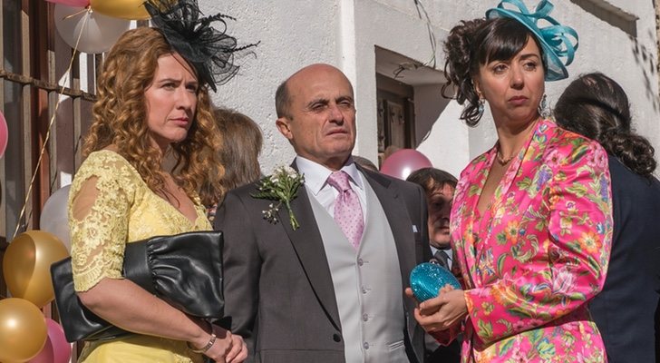 Lucía Quintana, Pepe Viyuela y Carmen Ruíz vestidos para la boda final de 'Matadero'