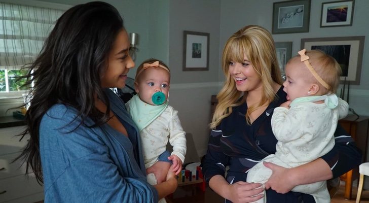 Emily y Alison con sus bebés en 'Pretty Little Liars'