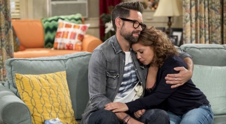 Justina Machado y Todd Grinnell en 'Día a día'