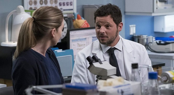 Meredith y Karev en 'Anatomía de Grey'