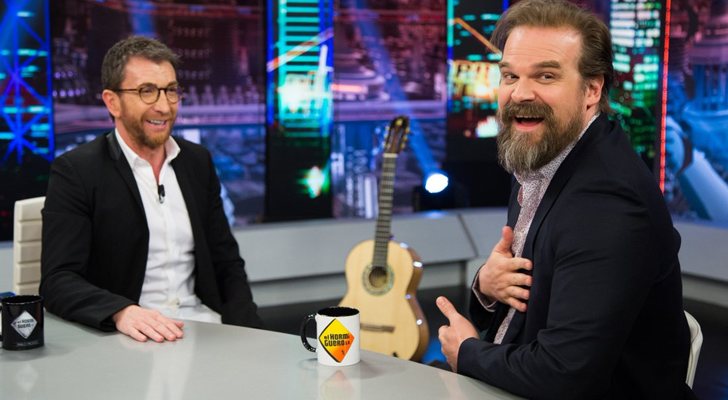 Pablo Motos y David Harbour en 'El hormiguero'