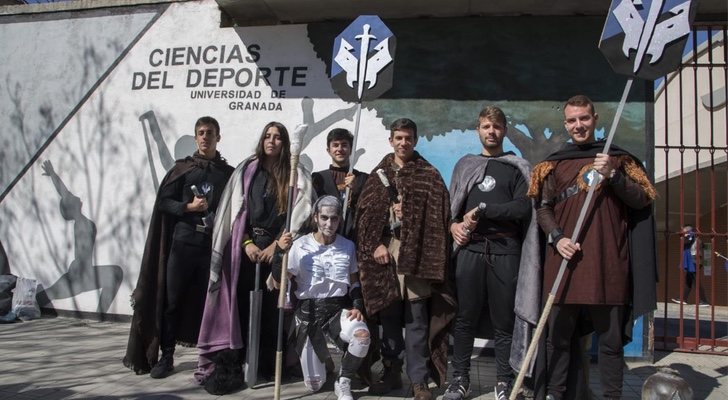 Un grupo de alumnos de la Universidad de Granada metidos en su asignatura a lo 'Juego de Tronos'