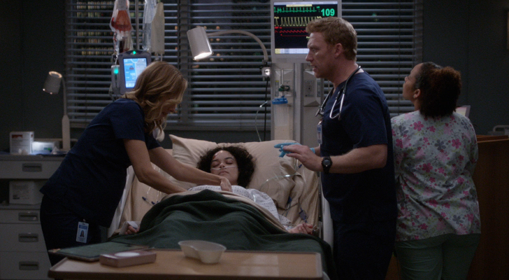 Teddy y Owen atienden a una paciente en 'Anatomía de Grey'