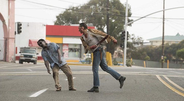Uno de los protagonistas de 'Fear The Walking Dead' contra un caminante