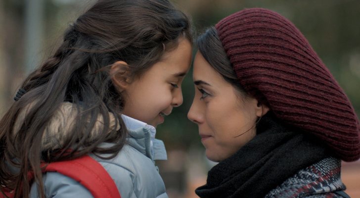 Beren Gökyildiz y Cansu Dere como Melek y Zeynep en 'Madre'