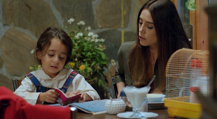 Melek y Zeynep empiezan a conocerse en 'Madre'