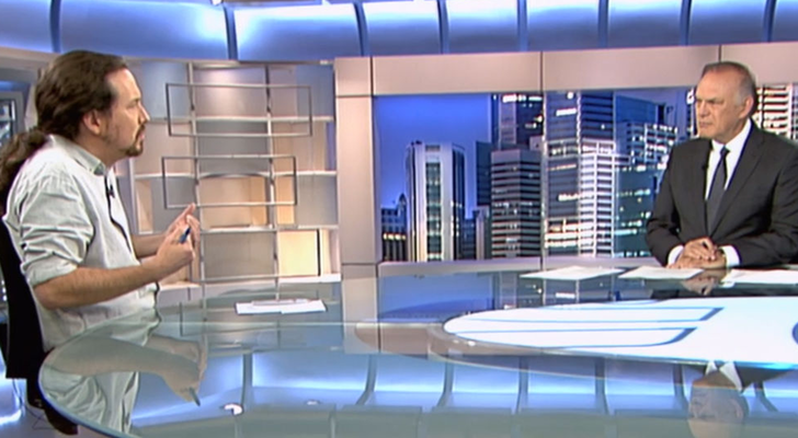 Pablo Iglesias y Pedro Piqueras en 'Informativos Telecinco'