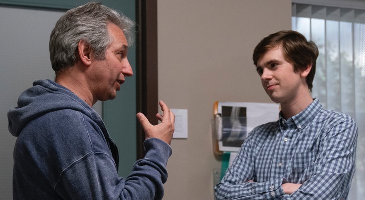 El creador de &#39;The Good Doctor&#39;, David Shore, junto a Freddie Highmore