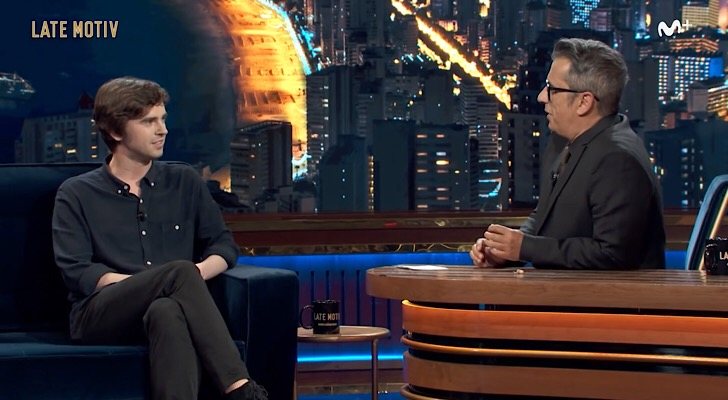 Freddie Highmore y Andreu Buenafuente en 'Late Motiv'