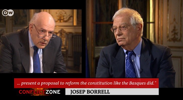El periodista Tim Sebastian con el ministro de Exteriores Josep Borrell