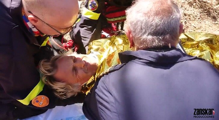 Jesús Calleja durante su evacuación en helicóptero