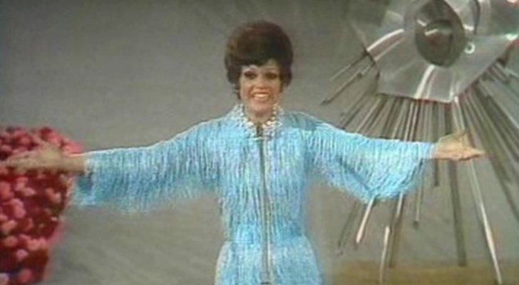 Massiel interpreta &quot;Vivo Cantando&quot; sobre el escenario del Teatro Real