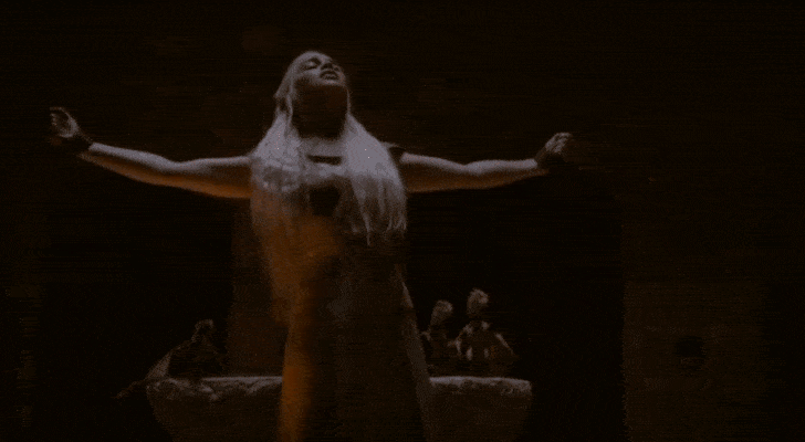 Daenerys ordena a sus hijos que abrasen a su captor