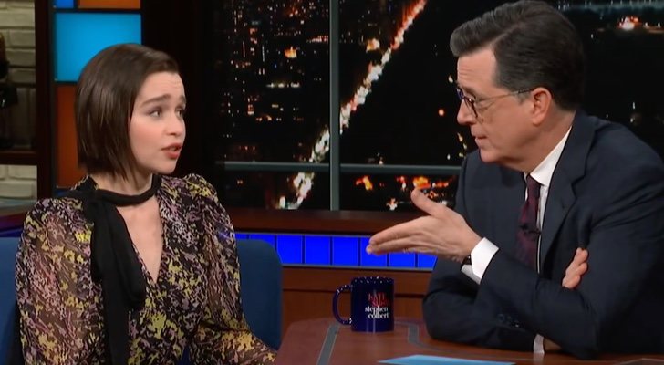 Emilia Clarke y Stephen Colbert en 'The Late Show with Stephen Colbert'