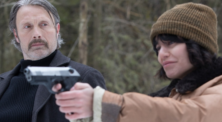 Mads Mikkelsen y Vanessa Hudgens en 'Polar'