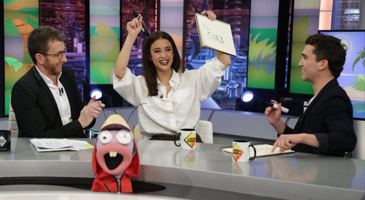 Pablo Motos, María Pedraza y Jaime Lorente en 'El hormiguero'