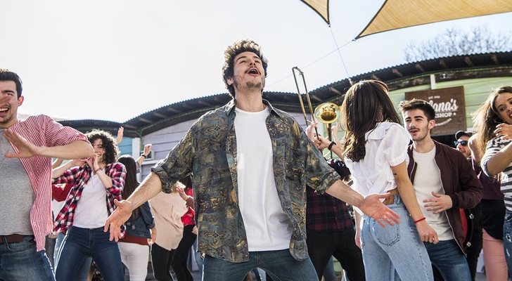 Fotograma del videoclip de "La venda" de Miki Núñez