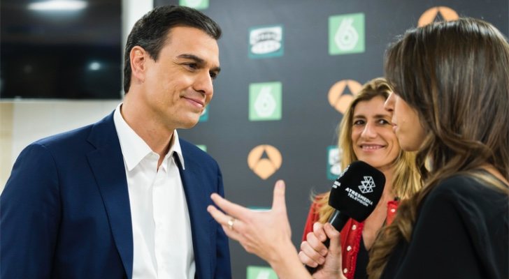 Pedro Sánchez atiende a Atresmedia en el último debate organizado por el grupo