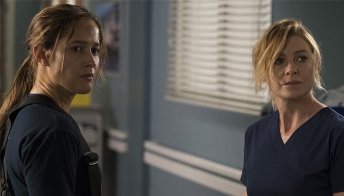 Ellen Pompeo y Jaina Lee Ortiz, en un anterior crossover de 'Anatomía de Grey' y 'Estación 19' 