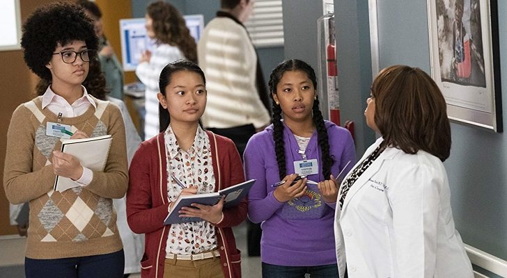 Bailey junto a unas estudiantes en 'Anatomía de Grey'