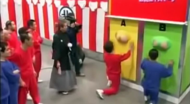 Dos concursantes a punto de besar el trasero que han elegido