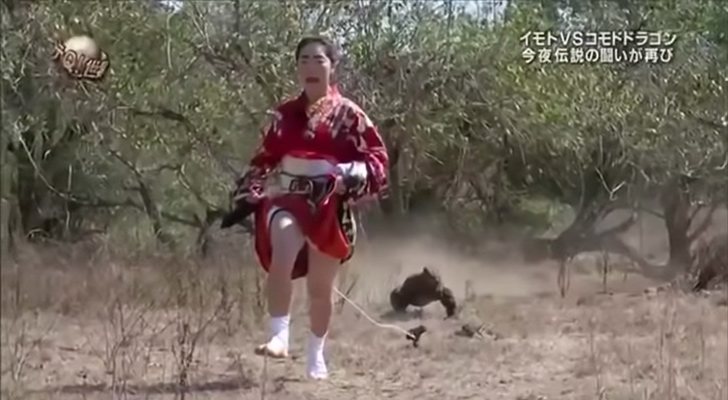 Una chica huyendo del dragón de Komodo