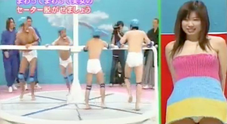 Un grupo de concursantes girando la rueca para deshilachar el vestido